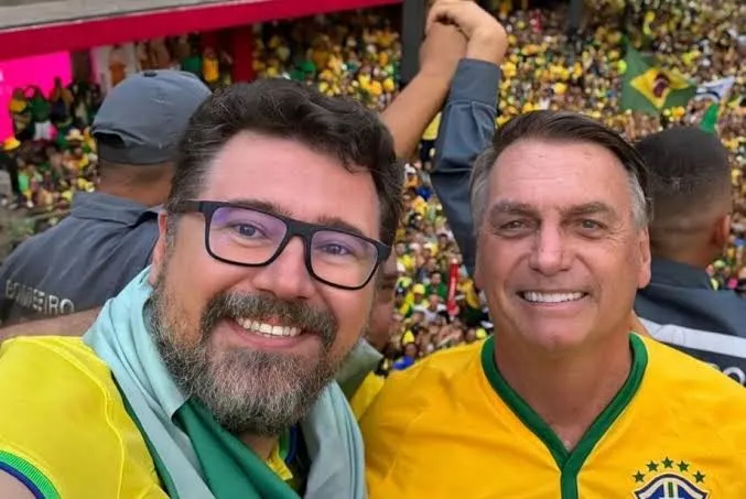 Ao lado de Bolsonaro, Pollon discursa em ato pela anistia em Brasília