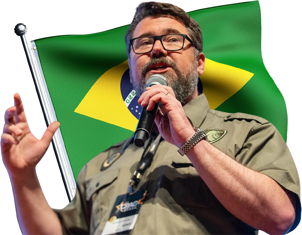 Marcos Pollon falando ao microfone